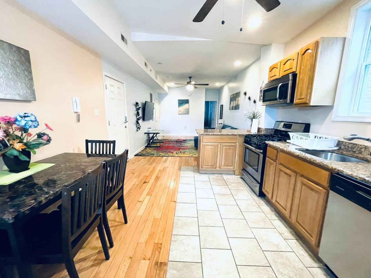 Modern W. Deck In Passyunk Square Apartment *